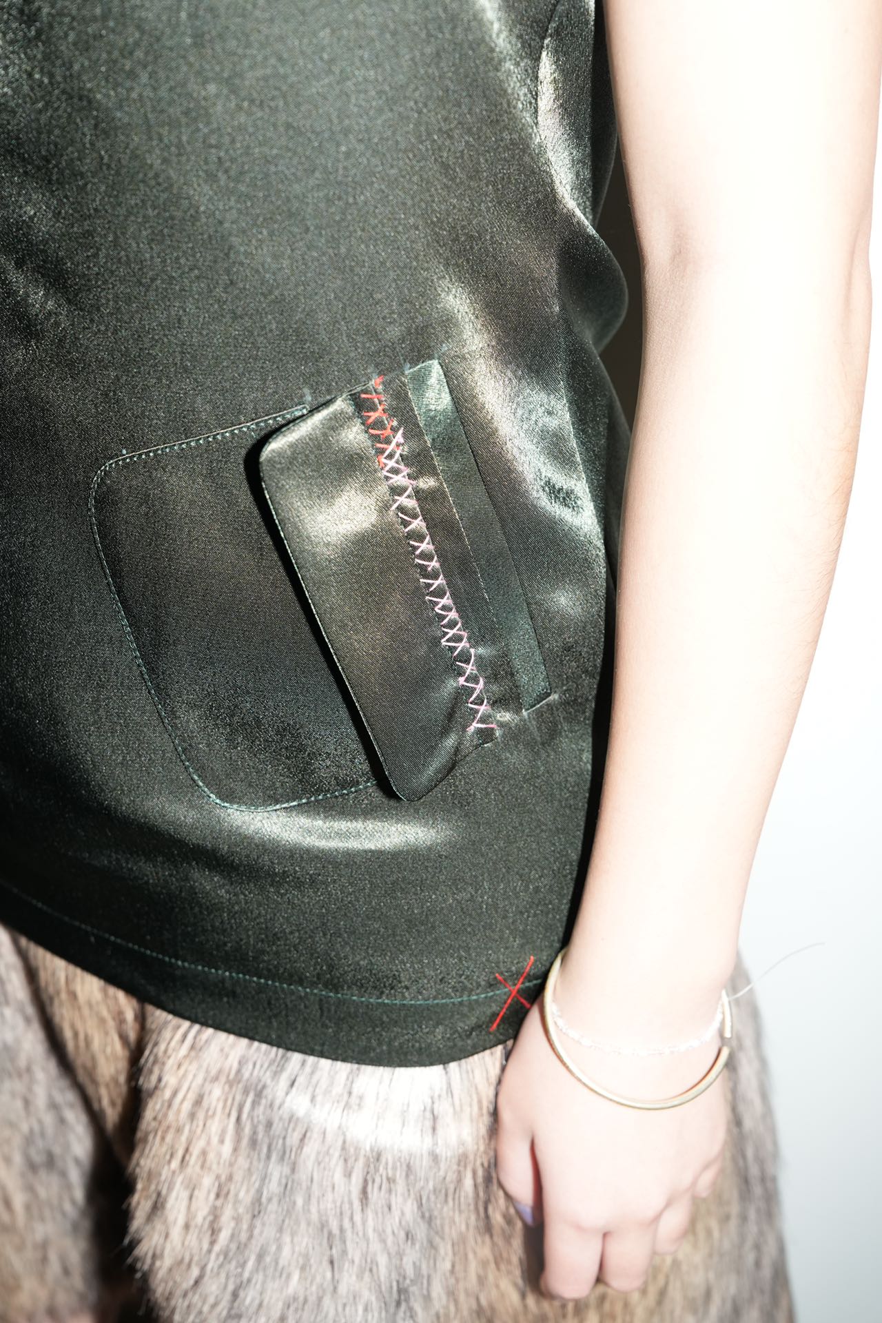 Faux Fur Panel Badge Dress 仿毛拼接徽章连衣裙