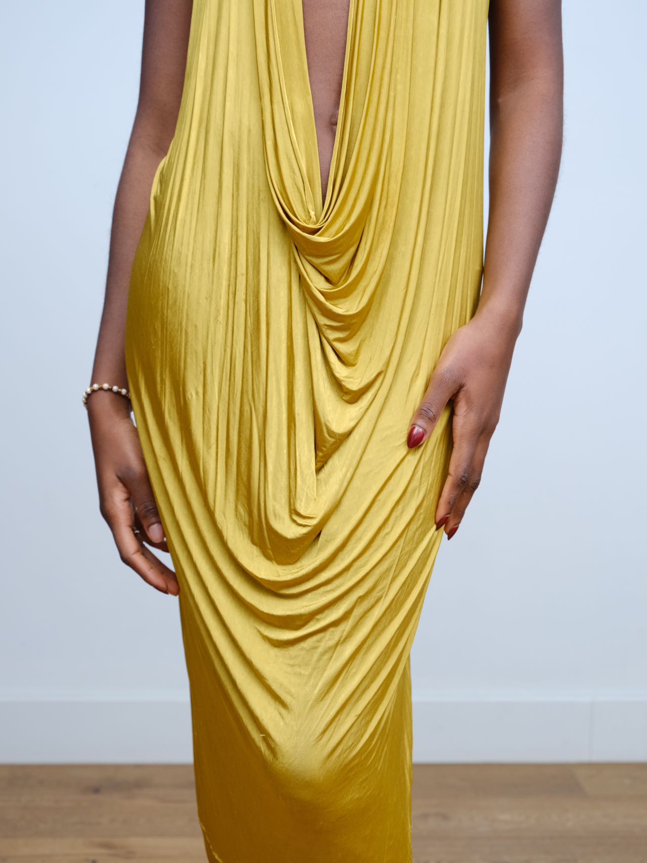 Gold Draped Silk Jersey Dress & Metallic-Edged Hooded Cape Set 金色垂坠丝绸连衣裙+金属边丝绸兜帽斗篷套装