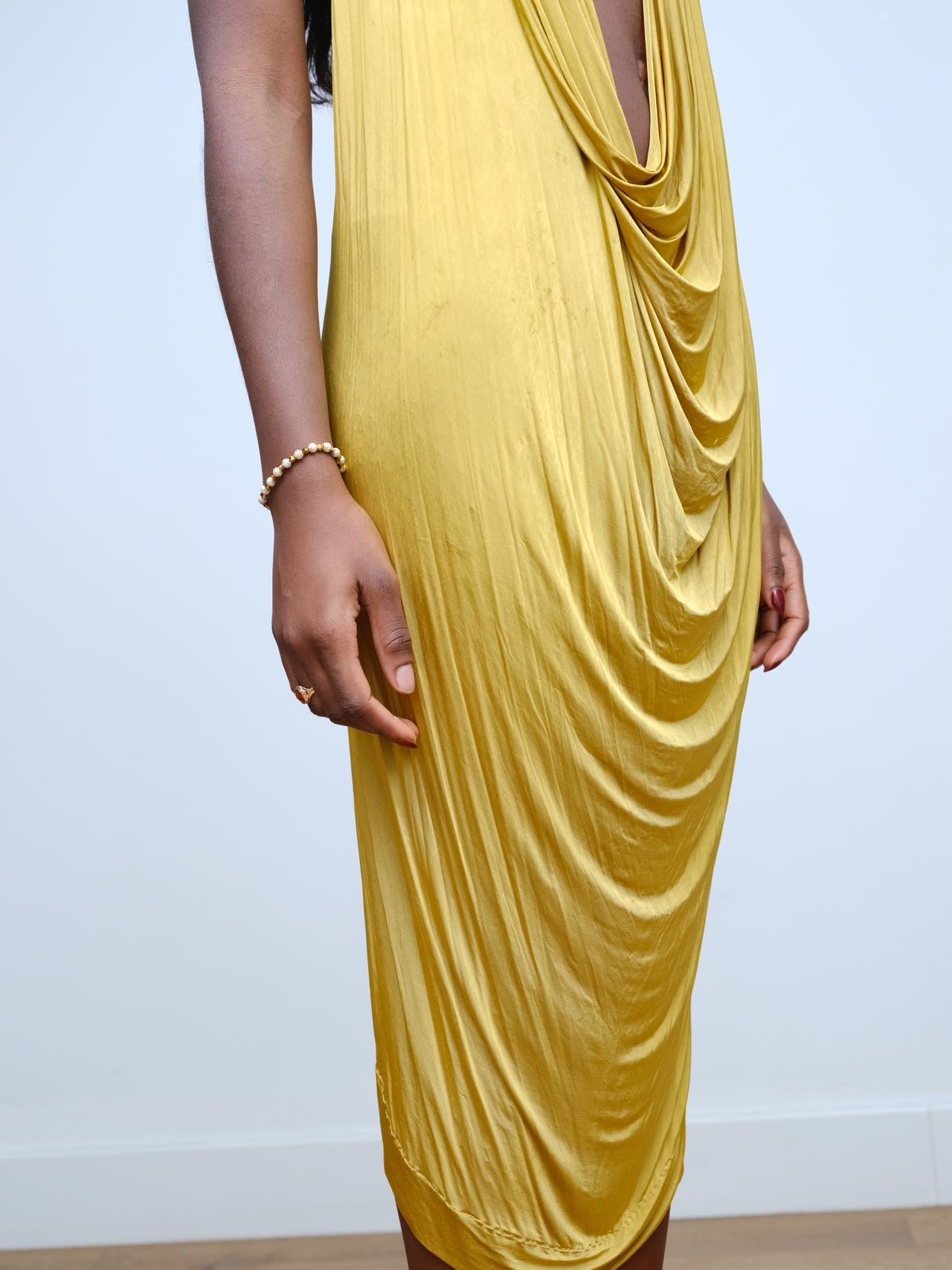 Gold Draped Silk Jersey Dress & Metallic-Edged Hooded Cape Set 金色垂坠丝绸连衣裙+金属边丝绸兜帽斗篷套装