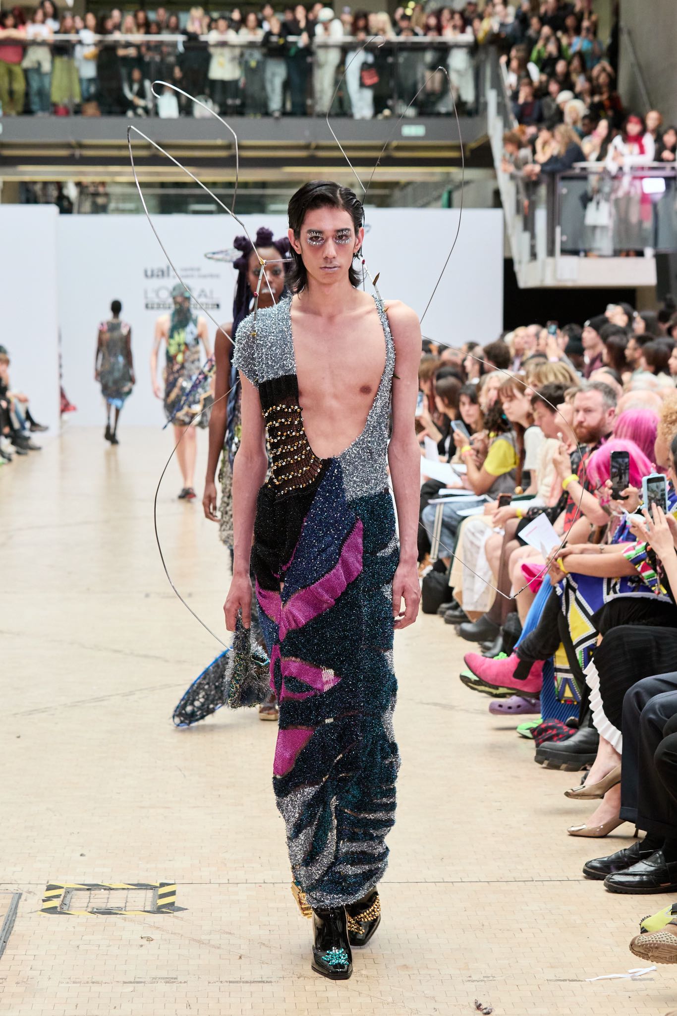 Look 3: Signal Seeker / 频闪猎者