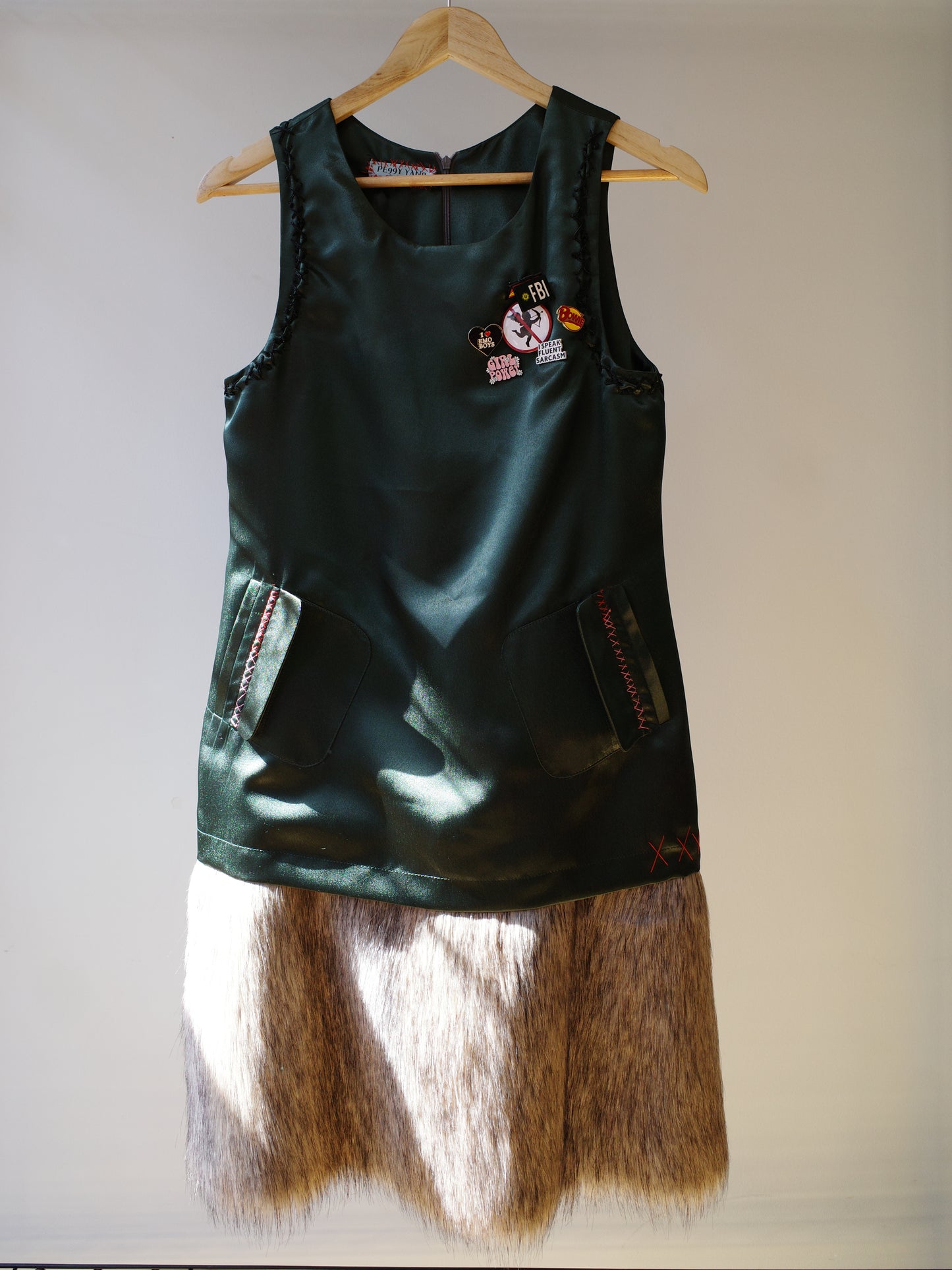 Faux Fur Panel Badge Dress 仿毛拼接徽章连衣裙