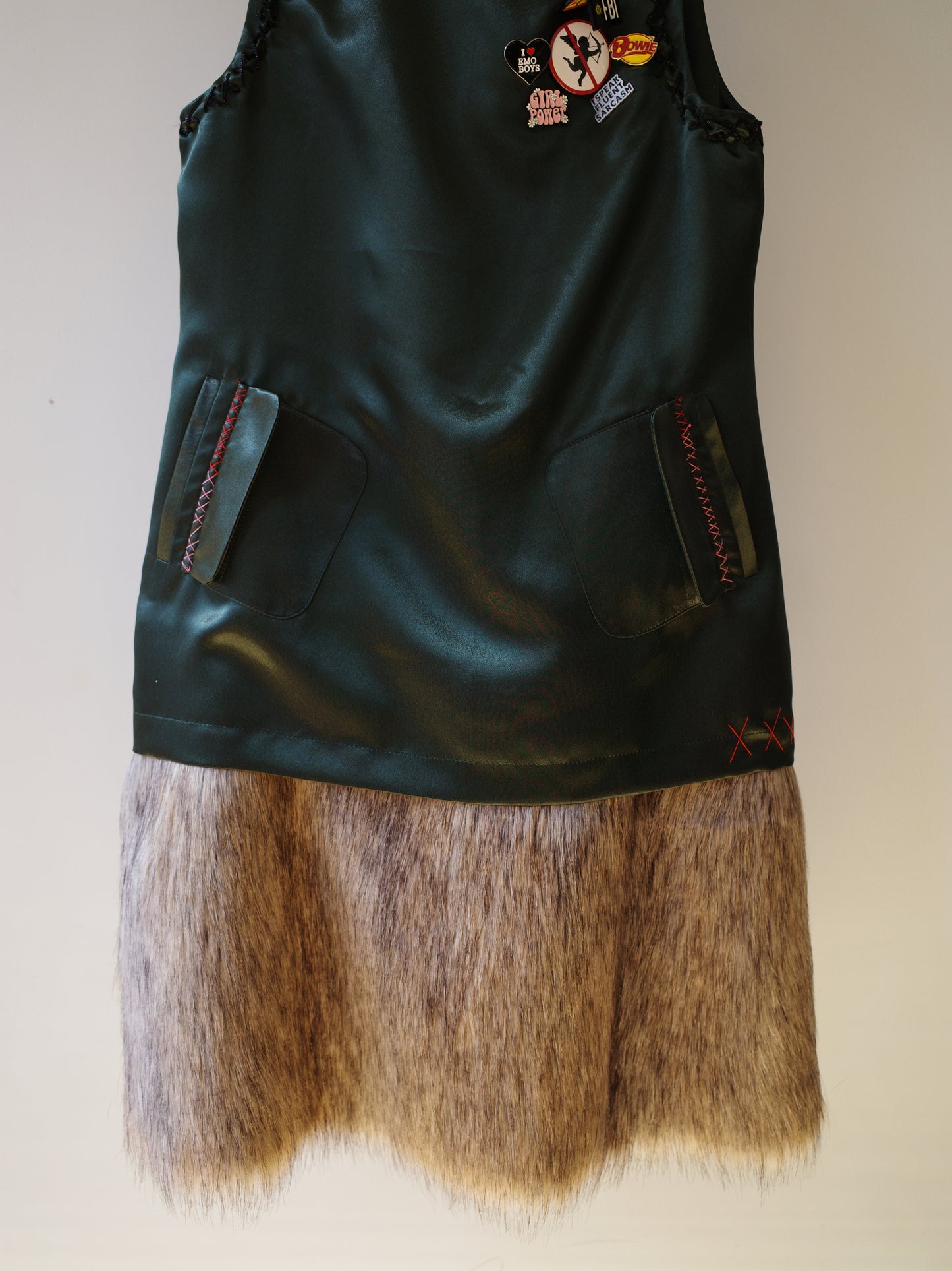 Faux Fur Panel Badge Dress 仿毛拼接徽章连衣裙