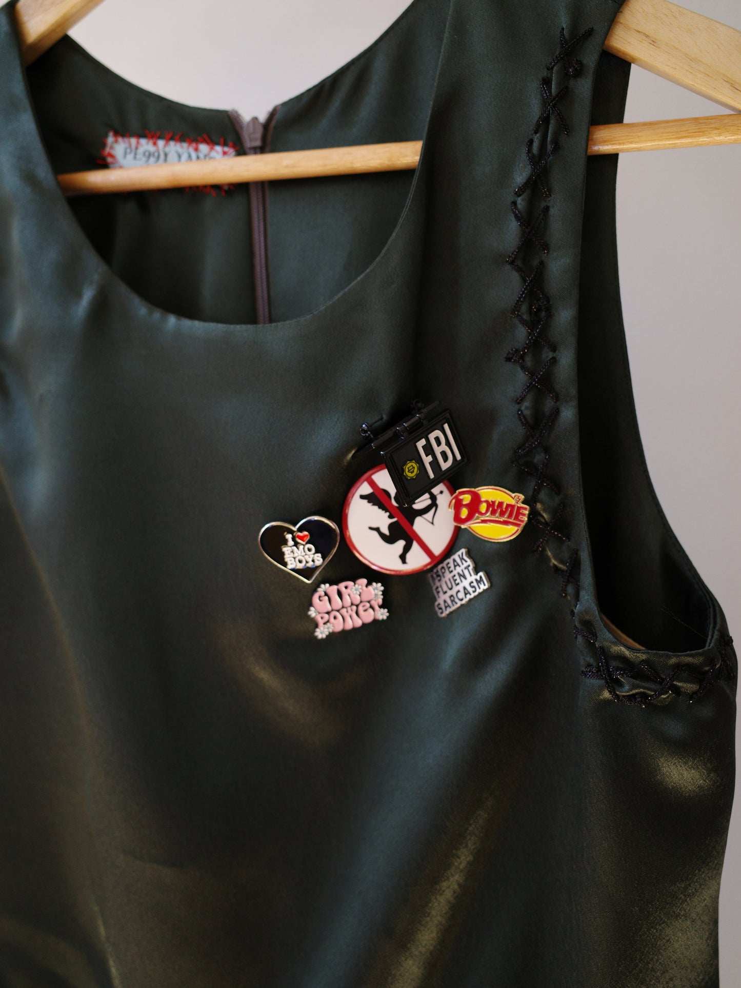 Faux Fur Panel Badge Dress 仿毛拼接徽章连衣裙