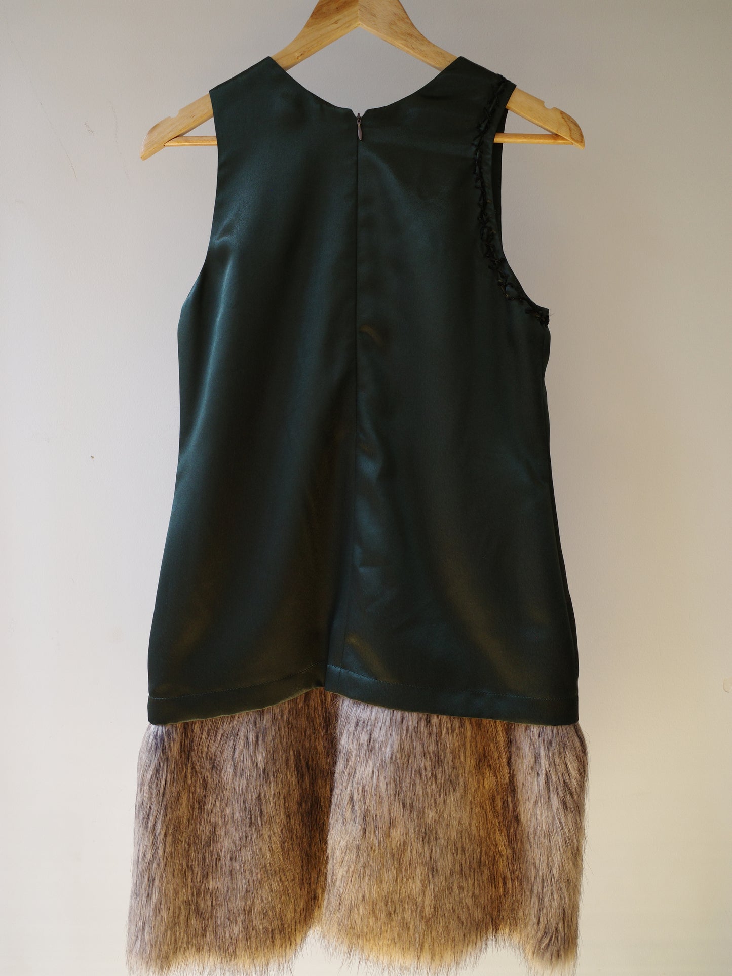 Faux Fur Panel Badge Dress 仿毛拼接徽章连衣裙