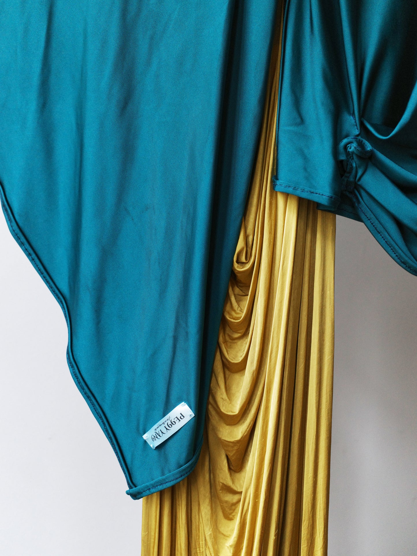 Gold Draped Silk Jersey Dress & Metallic-Edged Hooded Cape Set 金色垂坠丝绸连衣裙+金属边丝绸兜帽斗篷套装