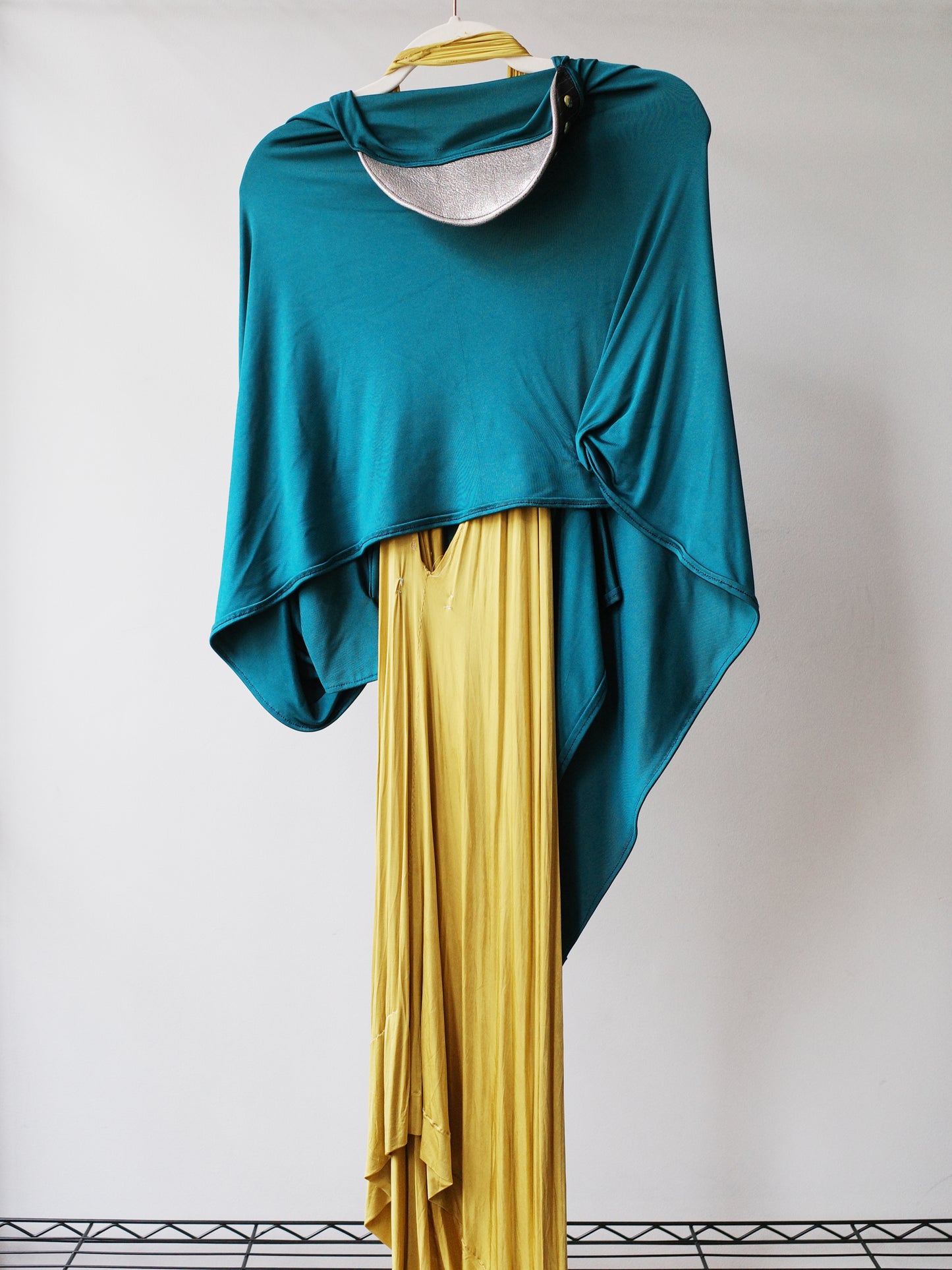 Gold Draped Silk Jersey Dress & Metallic-Edged Hooded Cape Set 金色垂坠丝绸连衣裙+金属边丝绸兜帽斗篷套装