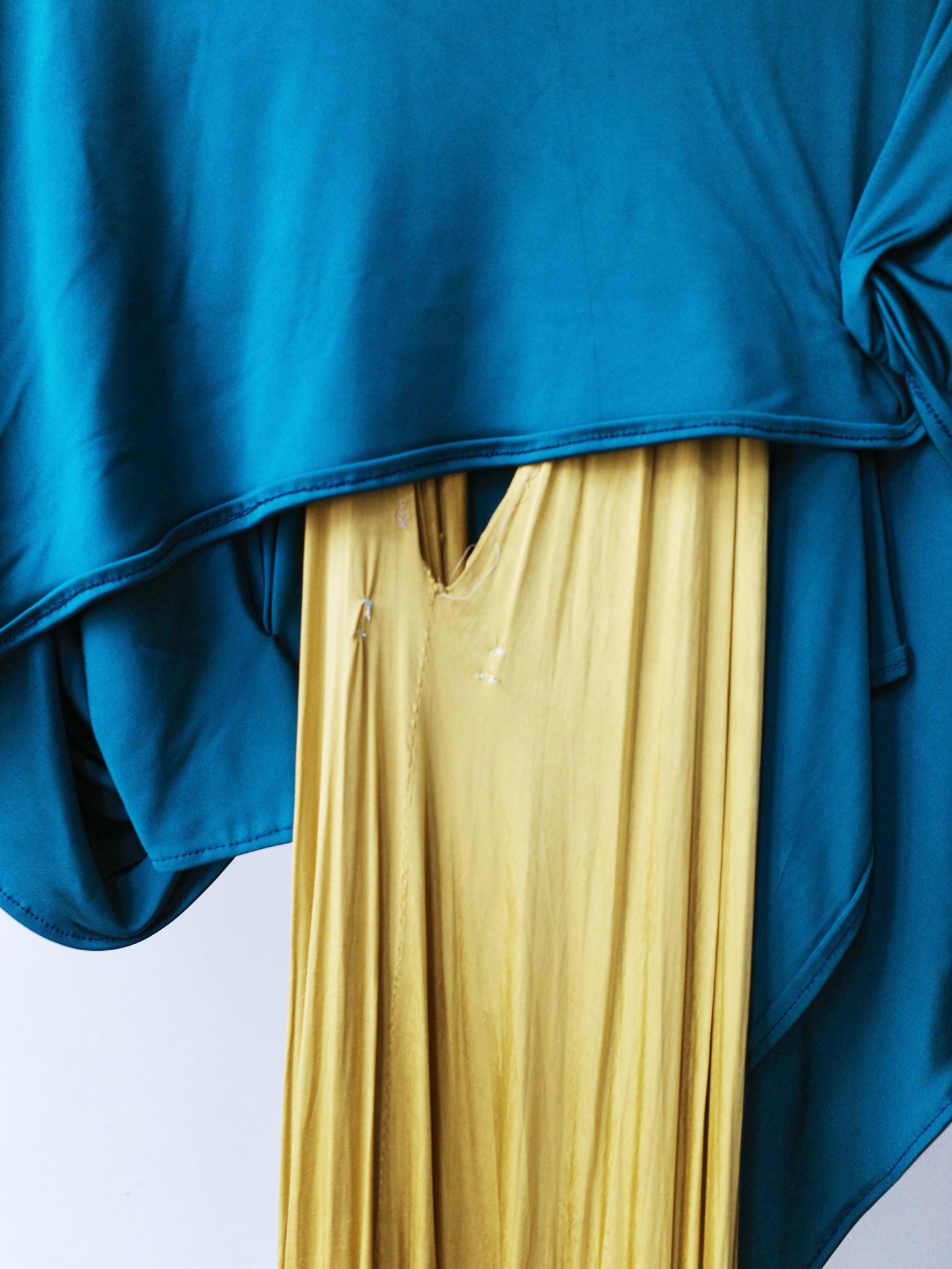 Gold Draped Silk Jersey Dress & Metallic-Edged Hooded Cape Set 金色垂坠丝绸连衣裙+金属边丝绸兜帽斗篷套装